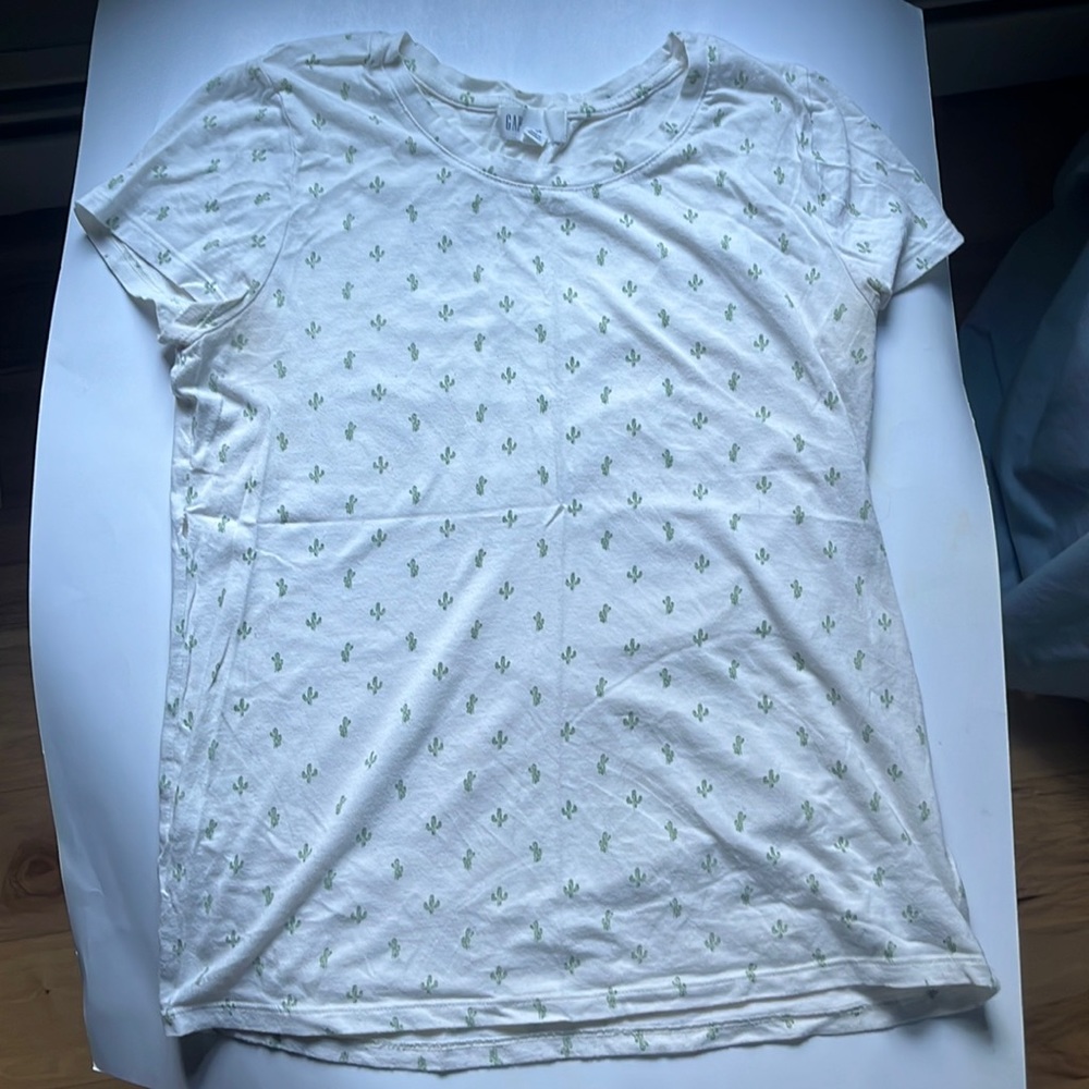 Gap off white cactus print tee. Size Small — Used in excellent condition